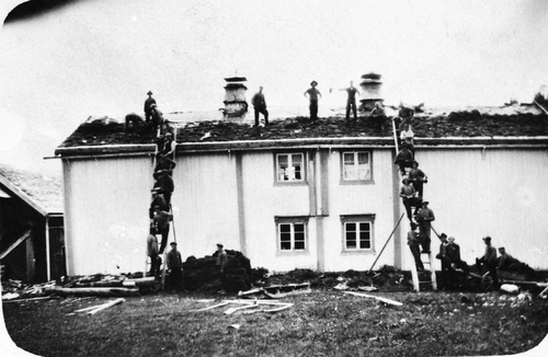 REF-0525 Bortstuggu Brattset, Havdal 1925.
Tekkjardugnad, 27 personar i arbeid på stuggulåna.