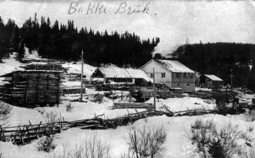 REF-0802 Bakke Bruk på Rennebuskogen (mellom Kalsåa og Havdalsløkkja). Sag og Høvleri. Snekkerverksted i 2. etasje. Tilhørte Ola Langklopp.