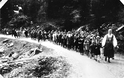 REF-0503 Havdal. 17.mai-toget på Havdal med Ingeborg Sunde framst.