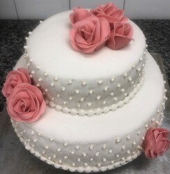 2 etg kake pyntet med håndlagde roser og diamantmønster.