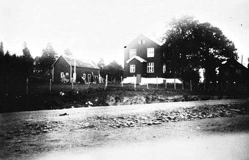 REF-0502 Granheim, Berkåk Gnr. 63/19. Granheim vart i 1947 kjøpt av Ingeborg og Anders Sunde. Til høyre er Elverhøi- posthus og senere kontor bygg/ lager til Kvikne- Rennebu Kraftlag.