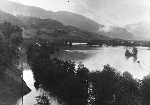 REF-0286 1918  Flom i Orkla, og vatn heilt oppunder Prestgardsbakkane .
Tangaloman i forgrunnen og Herremsgrenda i bakgrunnen
