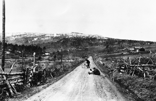 REF-0258 Buan på Nordskogen Rennebu. Før 1905  RV50 - E6 
Syklistar ukjent. 
