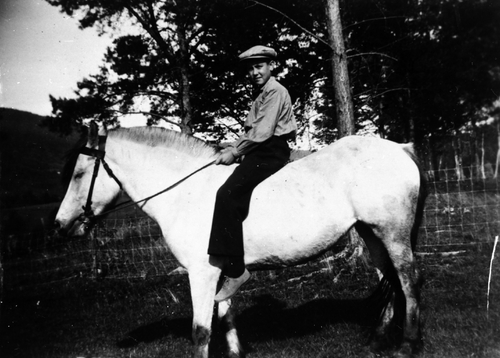 REF-0096 Furuly, Tverdal, Rennebu, ca 1937-38 - hest Jon Nybro jun. på 'Blakka' (Jfr. REF-0097-REF-0104)