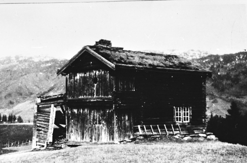 REF-0322 Gunnes ca 1900.
Gunnesmælan gnr.121 bnr.2.Torsstuggu. Se Årsskriftet 2023 (s. 19)