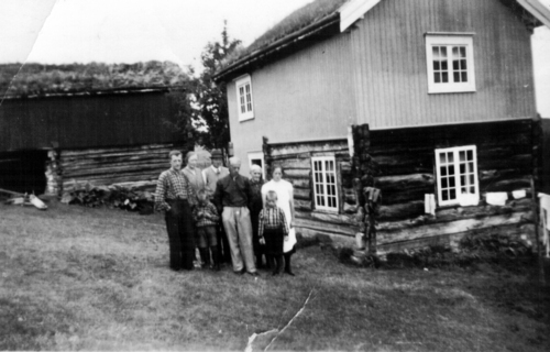 REF-0768 Buvasslia 1939.
Besøk på sætra. Fv: Ola Tvingen, Ingeborg Sugaren, Peder Sugaren, Mette Tvingen, Ingeborg Bakk. Framom Ola Bakk, Rolf Bakk, Ingebrigt Bakk.