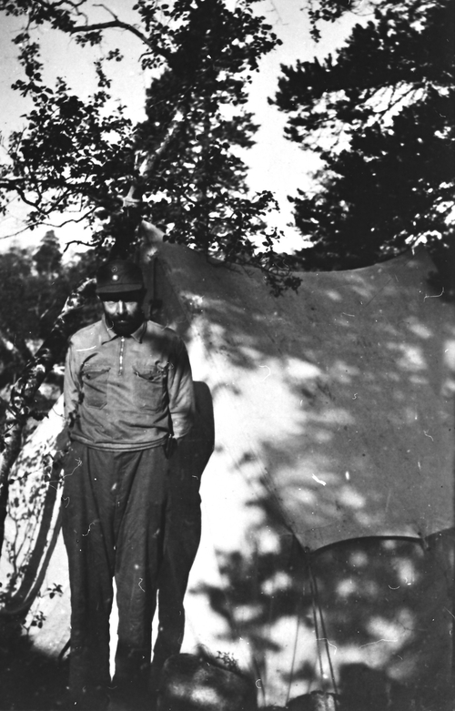 REF-0311 Saltfjettet Nordland  - 1943 -
Tore Berg i arbeidsbukse, busserull og uniformslue framfor et kvitt telt. Han var i arbeidsteneste som smed ved bygging av Nordlandsbanen. Han
ville ikkje ligge i brakker som
dei andre, men i teIt med golv og seng.