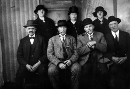 REF-0094 Oslo 1926 - - Rennbygger på Norsk varemesse. 

Foran f .v. i Kjøpmann M. Teihagen, lærar P. Viggen, meieristyrar Bergsli og
Bjerkaker.
Bak f .v.: Marie Viggen, ukjent og Berit Ramsem.