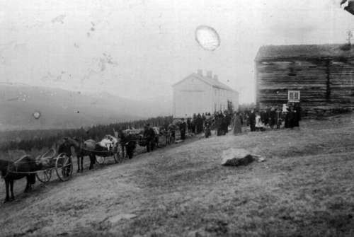 REF-0816 Gisnås-Deropp 1950 Begravelse etter Sivert Gisnås. Gravfølget starter turen til kirkegarden.
