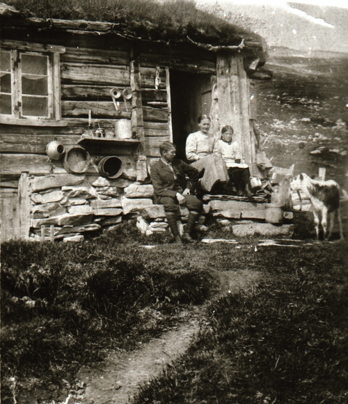 REF-0365 Jøldalen  ca 1915.
På trappa på Hosetsætra. Fv. ukjent turist, Randi Hoset, Dortea Hoset g. Hårstad.