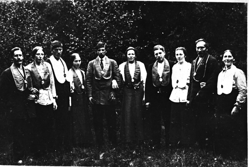 REF-0265 Losjemøte Vollhagen Rennebu 1922-23?

Losje ?? , som hadde møtestad på Vollhagen.
Personar frå v. Sivert Aasmo, Randii Gorset, John
Johnsen Nybro, Randi E. Tverdal (-sgjerdet), 0la
A. Mærk (Høygraven), Randi F. Gårdsvold, Arnt
Alfred Rye, Ragna Mærk, Erik A. Tverdal (-sgjerdet
og Kari J. Tverdal (t. Drugudal).