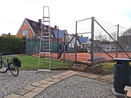 22.4.26 Mestergjerde har rettet opp porten og gjerdestolper, og nytt gjerde monteres mot klubbhuset.