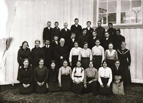 REF-0367 Voll ca 1919-20.
Konfirmantar ved Rennebu Kyrkje, med prest Helland.