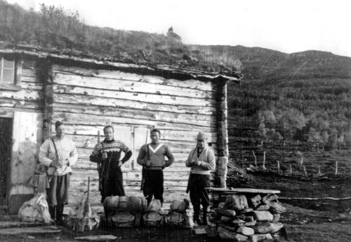 REF-0767 Skausætra i Eldålien, 1958.
Fv: Ola Holiløkk, Einar Rise, Erik M. Uvsløkk, Ingebrikt O. Bakk.