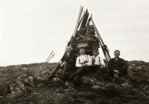 REF-0479 ca 1925.
Skitur mot Ilbogen, der dei slapper av med skia stødd opp mot ein varde. Fv:Olav Norang, Olaf Hansen, Sverre Hansen, Ingebrigt Hoel.