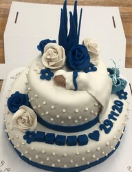 2 etg dåpskake med håndlagde roser, navn i kuber og dato i utstikk.