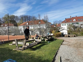 Håndverkservice reparerer de gamle benkebordene fra 2002