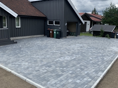 Belegg ramma inn med granitt kantstein satt i betong med ned senk 