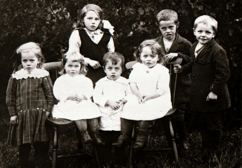 REF-0472 Bakk,Voll ca 1920.
Borna til Hanna (f. Kanestrøm) og Anders Bakk. Fv: Marie, Synnøve, Marit, Trygve, Sigrid, Torger, Erling.