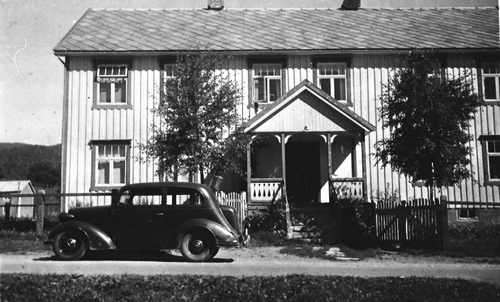 REF-0352 Hårstad/Voll 1945-50.
Låna på Søstuggu Hårstad med riksvegen framom. Ein Opel personbil står parkert ved trappa.