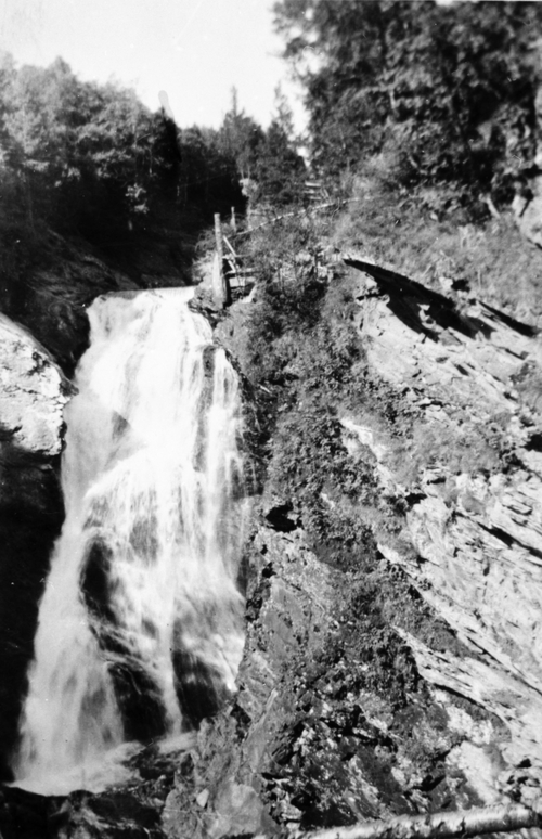 REF-0052  Granafossen, Grindal   1947.
Granafossen, med vanleg sommarvassføring.