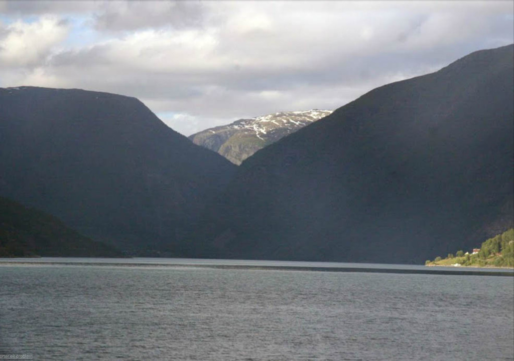 Utsikt mot Skjolden. Kjøtnes-neset til høgre