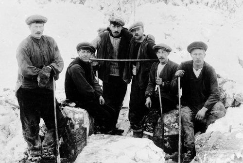 REF-0524 Tosetmarka? ca 1915.
Bryting av stein til Dovrebanen. T.v. Ola Fredriksen (bas/formann), heilt t.h. John Skamfersæter. De andre ukjente.