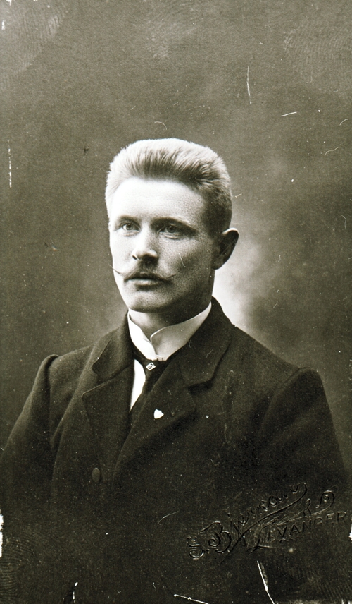 REF-0495 Lærar Arnt Kjelland, Rennebu. Kjelland var lærar i Aune Krins og på Rennebuskogen til 1915.Biletet er teke i Levanger der han gjekk lærarskule.