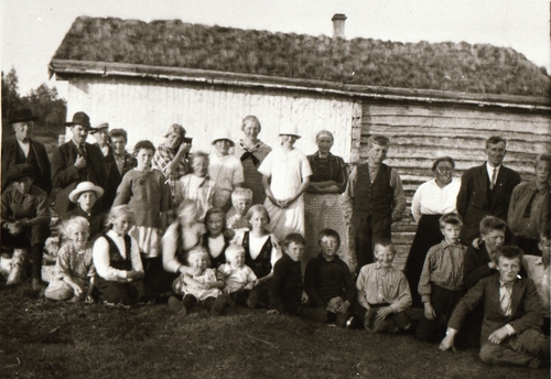 REF-0477 ca 1924.  'Morgensol' - barnelosjen på Berkåk- på utflukt til Litjkosbergsætra, framfor sæterstuggu, fleire av jentene har hallingbunad.