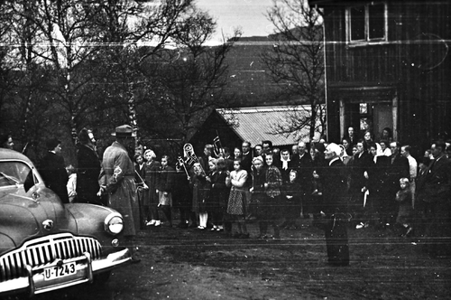 REF-0211   Nerskogen  195_.
Kronprins Olav, Kronprinsesse Martha, Prinsesse Ragnhild på besøk på Nerskogen.
Ordførar Karl Johnson held tale.