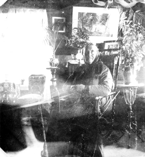 REF-0037 Ingeborg Stølen vev band med bandgrind. Bildet er tatt hos dr. Støren på Nordly i Meldal