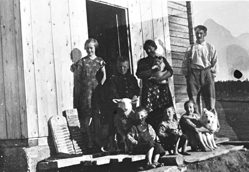 REF-0218 Nerskogen  1931-32.
Familien Engelsjord framfor den nye stuggu dei bygde i Gregosen.
F.v.:Anna, Klara, Martinus, Elen, Einar, Harald og Hallvard.