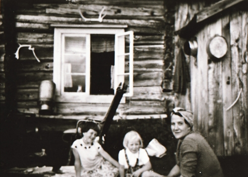 REF-0360 Nerskogen. ca 1950 ?.
Utafor sætra til Søstuggu Hårstad. F.v. Ukjent, Eldbjørg Voll?, Dortea Hårstad. Mjølkspann og anna utstyr heng på veggen.