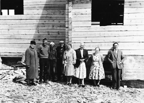 REF-0208   Nerskogen 1961.
Bygging av Nerskogen Kapell.
F.v.: Ukjent, Sigmund Ofstad, Sven J. Rise, Tore Røv, Mette Lånke, Mette Voll, Kristine Fjellstad, Sokneprest Stubbråten.