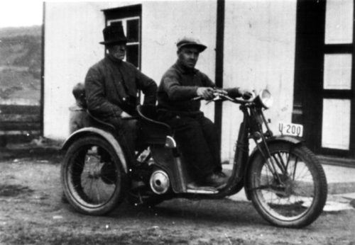REF-0820 Mælom, Rennebu ca 1935. Jens Langklopps invalidemotorsykkel. Erik Jonsen( bakpå) og Jens Langklopp.