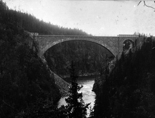 REF-0015 Innset. 

Orkla jernbanebru (Orklabrua) på Dovrebanen.

Steinkvelvbru