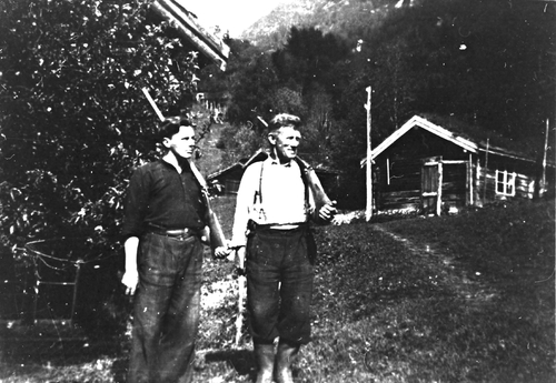 REF-0079. Frigjøringsdag 1945. Skauge Voll. Erling Resell og Jon O. Bakk med gæver
