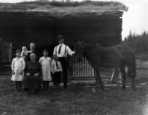 REF-0740 Ytterhussætra 1934. Helg på sætra. Ane og Jens Ytterhus med borna Marit og Ingeborg f 1925, Angrim f 1928, Ingunn f 1934. I midten Marit Ytterhus(1861-1952). Hest.