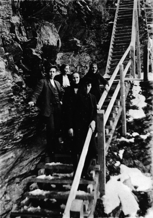 REF-0027Granafossen , Grindal ca. 1918 I trappa ned til kraftstasjonen i Grana.Fra venstre: Ola E, Tverdal, Anna Nordbø, Jodda Nordbø, Nils Nordbø og Marit Nordbø (f. jordli)