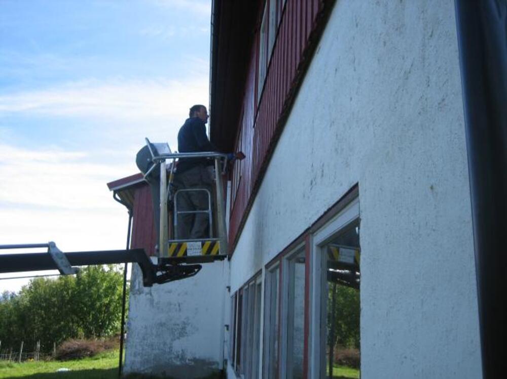 Bjørn bruker liften og maler i høyden