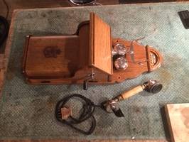 Restaurering av antikke møbler og gjenstander. Verkstedet utfører også forgylling og intarsia-arbeid samt restaurering av bondeantikk.