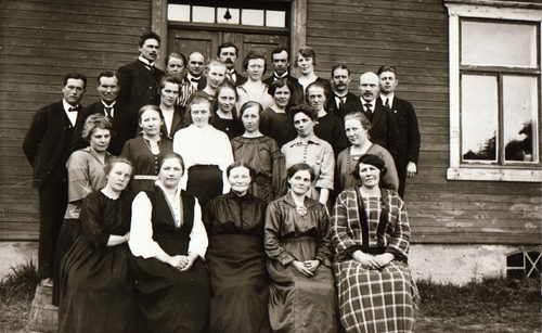 REF-0470 Trøndertun ca 1930. 1.rfv: Anna Lie, 3 fv:Anna Aarnes, 2.r lengst th: Ingeborg Gorset Hoel, 4.r.: 3.fv Olaus Birger Flakne, 2.th Jon Skogstad, 1.fh Nils Aarnes.
