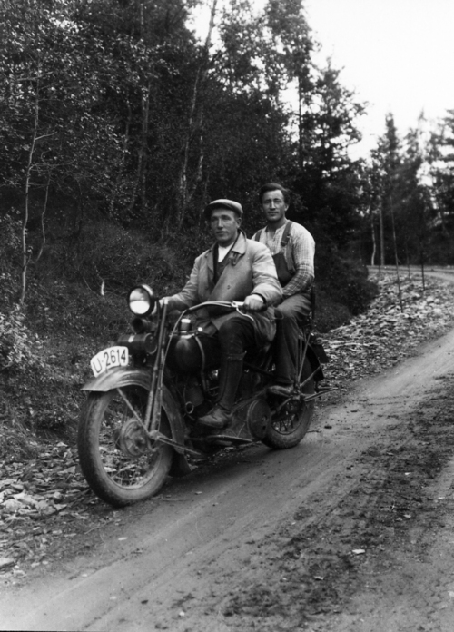 REF-0754 På motorsykkel. Kjører Ingvald Ødegård, på baksetet John E. Voll, Vassmoen.