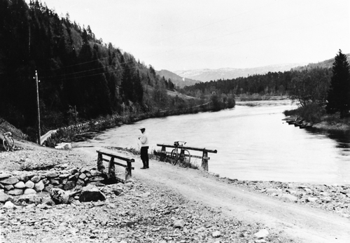 REF-0282 Klevan. Orkla og Tverdalsvegen nær grensa til Meldal.  - først på 1900-tallet
Jorli-kleva midt i bildet