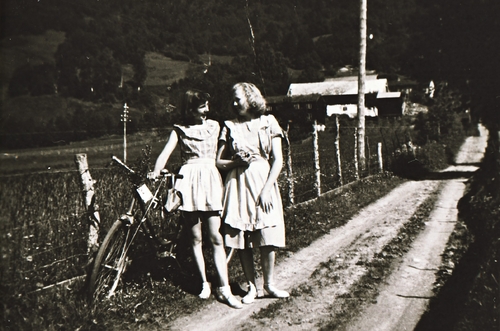 REF-0382 Skjerve/Stamnan ca 1947.
Inger Skjerve og ei veninne frå Gausdal med sykkel.Garden Skjerve i bakgrunnen.