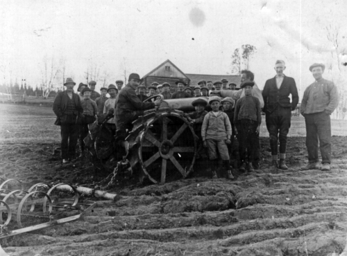 REF-0816 Brattset Nordpå ca 1930. Første traktor'n på Skoga. Ola Langklopp kjører.