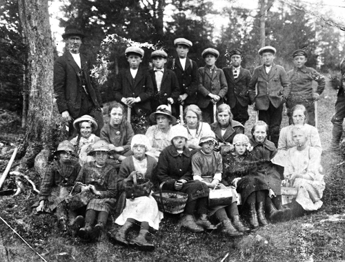 REF-0517 Havdal skule 1922. Skogplantedag. 1.rfv: ukjent, ukjent, Ingeborg Halgunset, Marit Hæverli, ukjent, Elise Tverdal. 2.rfv:Magnhild Brattset, Ingeborg Brattset, Gjertrud Stølan, Ane Brattset, Olga Halgunset, Kari Flå, ukjent. 3.rfv:lærar Anders Sunde, Jens Ytterhus, Mikkel Ytterhus, Knut L. Havdal, John Flå, Angrim Ytterhus, Ingvar Toset, Jens Sundset, fylkesskogmester Ofigsbø.