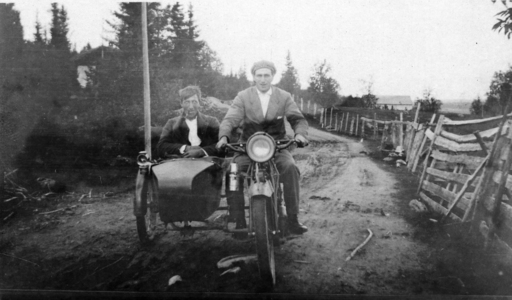 REF-0756 Lage Havdal med motorsykkel, i sidevogna Ingvald Ødegård.
