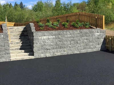 Asak Vertica mur med bed og trapp og imp gjerde