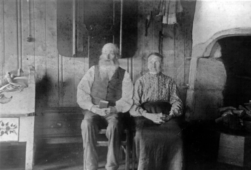REF-0811 Øvre Slettbakk ca 1910-12. Jon og Randi Slettbakk. Merk det svært brede panelet.